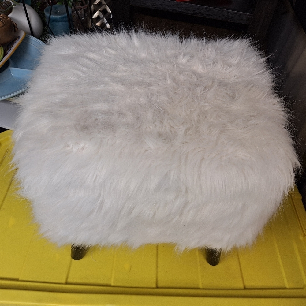 Tainoki White Faux Fur Storage Stool Ottoman